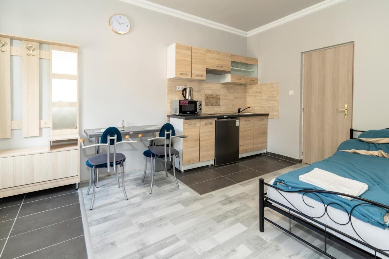 Appartement Ivanhoe Apartman à Nyírbátor Extérieur photo