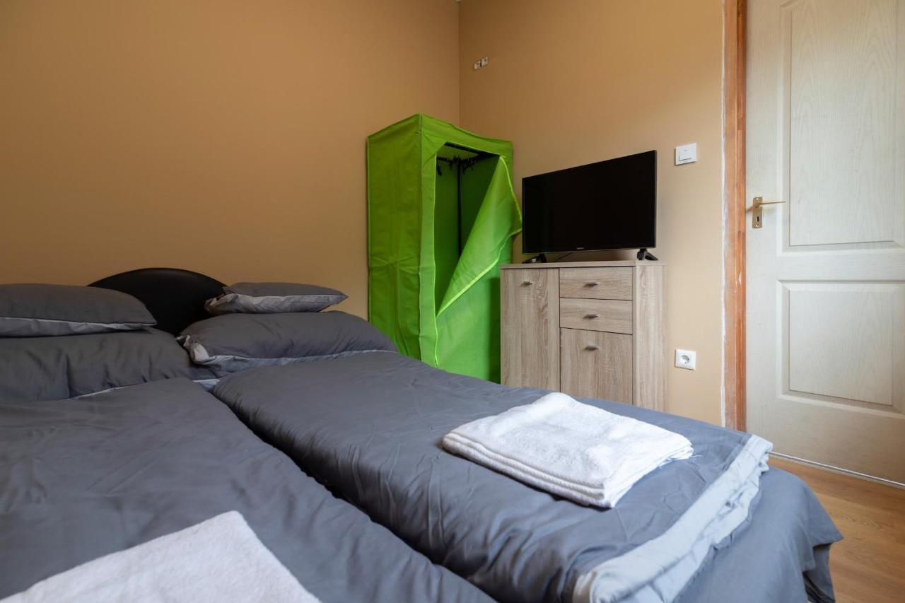 Appartement Ivanhoe Apartman à Nyírbátor Extérieur photo