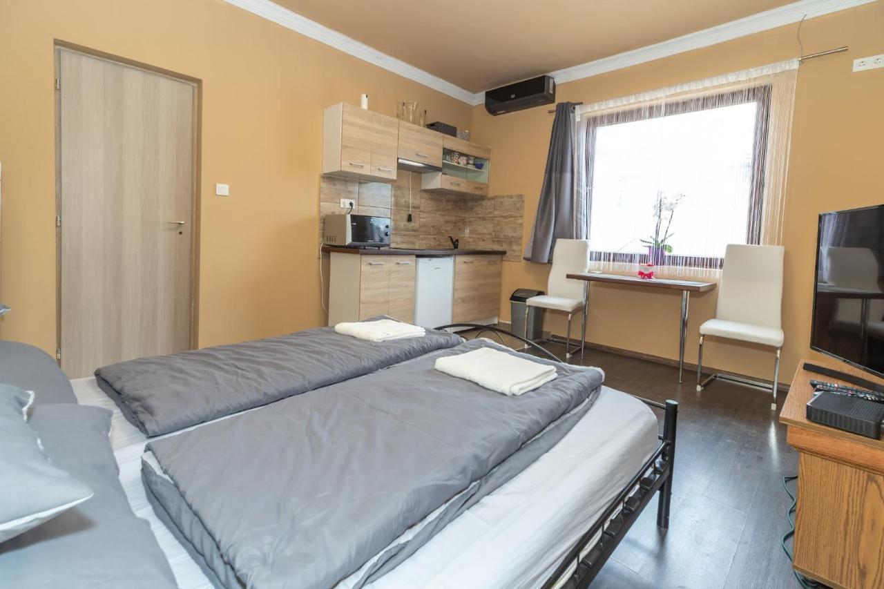 Appartement Ivanhoe Apartman à Nyírbátor Extérieur photo