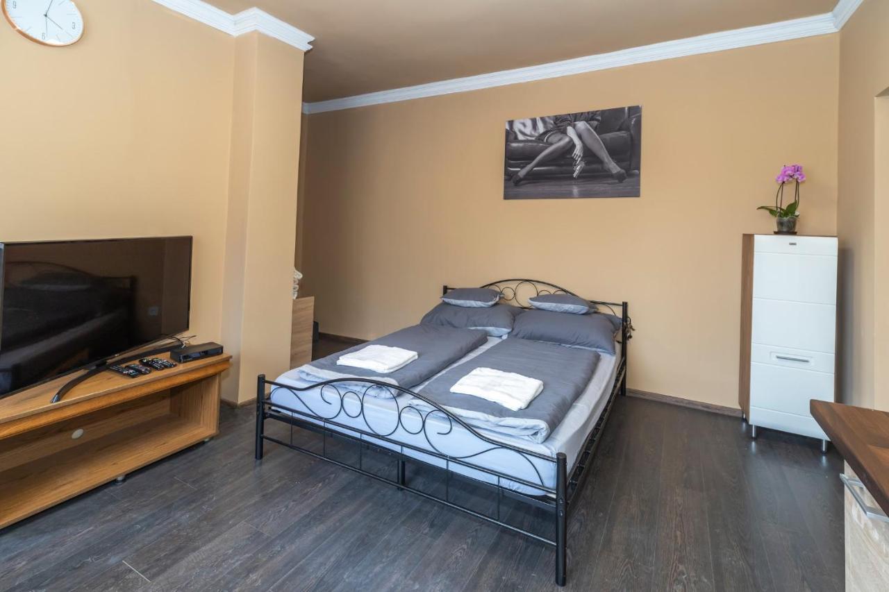 Appartement Ivanhoe Apartman à Nyírbátor Extérieur photo