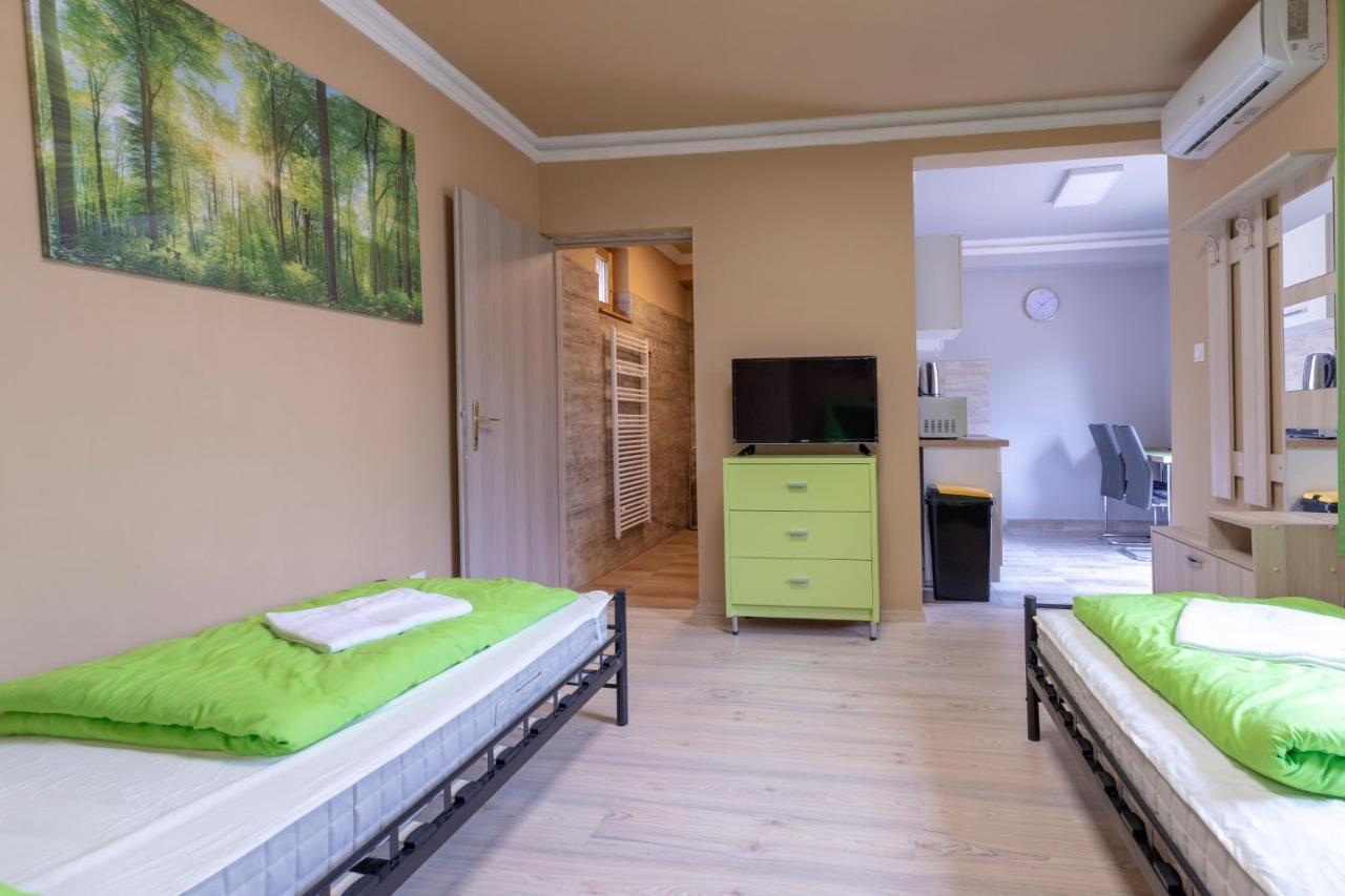 Appartement Ivanhoe Apartman à Nyírbátor Extérieur photo