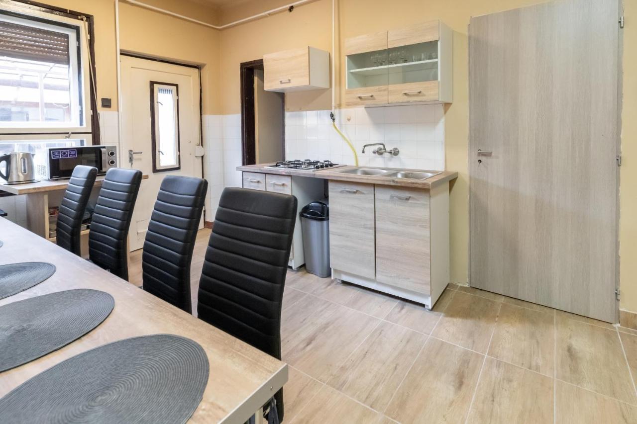 Appartement Ivanhoe Apartman à Nyírbátor Extérieur photo