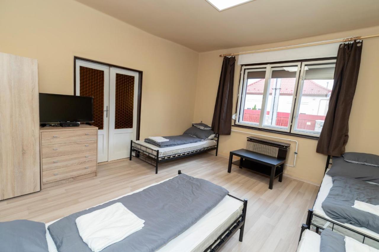 Appartement Ivanhoe Apartman à Nyírbátor Extérieur photo