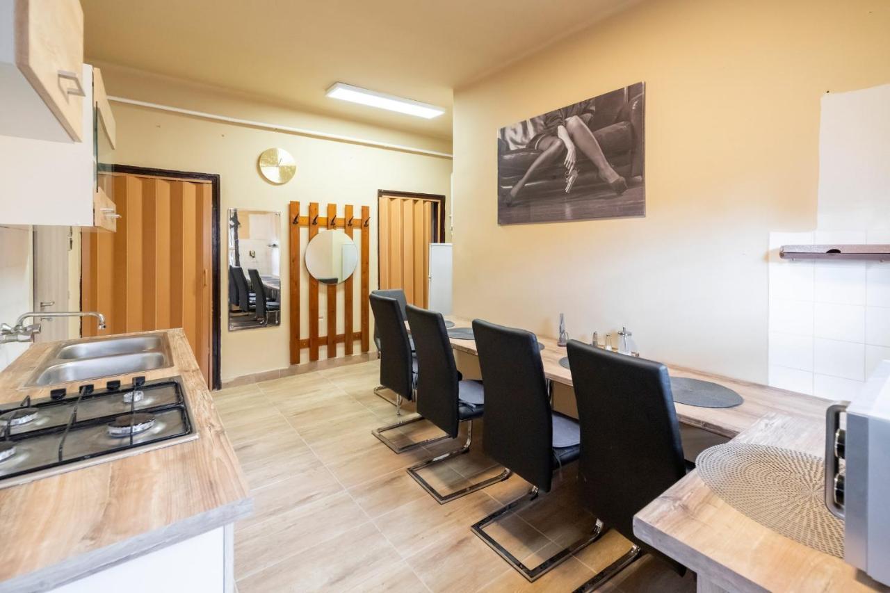 Appartement Ivanhoe Apartman à Nyírbátor Extérieur photo